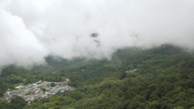 Doi pui 'nin hava manzarası, köyün yerel köyünü gösteriyor. Dağlık tepe vadisinin ortasında, kış günü köyün üzerinde beyaz bulut ve sis var.