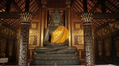 Tayland 'ın kuzeyindeki Budizm Tapınağı' nda ahşap binanın içindeki altın sanat mimarlı büyük Buda heykelinin manzarası.