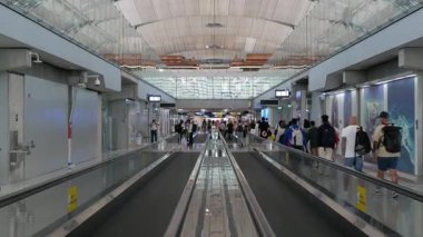 6 Aralık 2023.Bangkok, Tayland iç görünümü Suvarnabhumi Bangkok uluslararası havaalanının yürüyen yürüyen merdiveni ile hareket halindeki terminalin iç görünümü bazı yolcular ile birlikte