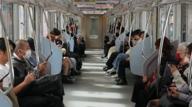 23 Ekim 2024.Tokyo, Japonya.view JR treninin içi yolcu dolu Tokyo 'da faaliyet gösteriyor. Japonya metropolü toplu taşımacılığı eğitiyor.