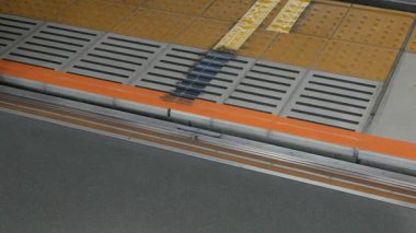 Trenin kapısı kapanırken trenin içinden alçak açılı metro kapısına doğru alçak açılı görüş. Tokyo mezarlığında Japon tren ulaşımı hazır.