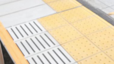 Tren istasyonundan ayrılmaya hazır olduğunda tren kapısı kapanırken trenin içinden alçak açılı metro kapısına doğru alçak görüş. Tokyo mezarlığında Japonya tren ulaşımı.