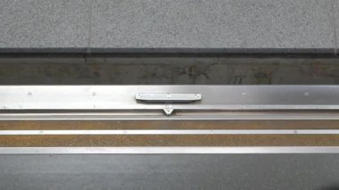 Metro metro kapısını eğitmek için alçak açılı görüş. Yeraltı tren istasyonunun kapısı kapanıyorken. Platformdan kalkmaya hazır.