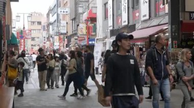 Ekim 23. 2024 Tokyo, Japonya.sokak manzaralı Sensoji Tapınağı çevresindeki Asakusa Market Yürüyüş sokağı insanlar Tokyo 'daki Sensoji caddesinde alışveriş yaparken