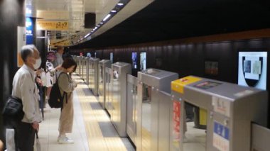 Ekim 23. 2024 Tokyo, Japon.pov metro istasyonuna giderken Tokyo metrosu toplu taşıma manzaralı tren istasyonuna varmak için bekleyen yolculardan oluşan bir kalabalık vardı.