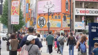 Ekim 24, 2024, Tokyo, Japonya Akihabara sokak manzarası Japonya 'nın Tokyo şehir merkezindeki alışveriş caddesinde JR istasyonunda kalabalık yayalar geziyor.