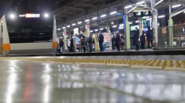 30 Aralık 2019.Tokyo, JR treni Tokyo toplu taşıma arkaplan taşımacılığı istasyonuna varırken, JR tren istasyonunda Japonca alçak açı görünümü