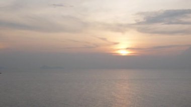 Açık uluslararası denizin doğal manzarası. Phuket bölgesinde güneş doğarken, yolcu gemisinde okyanusta yol alırken. Doğada dolaşmak okyanus manzarası