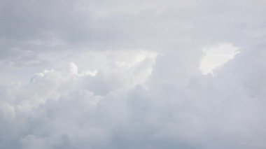 Güneşli bir günde bulutların üzerinde uçuşan beyaz kabarık bulutlu mavi gökyüzü sıcak havada yazın atmosferde hareket eden bulutlarla birlikte. yaz bulutları arka planı