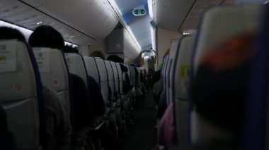 Uçağın kabin koridorunda türbülansla uçarken sert hava rüzgârlı bir havada uçuyor. Ameliyat sırasında acil durum.