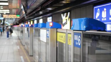Tren istasyonuna ulaşırken büyük Taipei şehrindeki metro taşıma istasyonunda ışıklandırma durumu olan güvenlik perdesinin kapısına seçici şekilde odaklan.