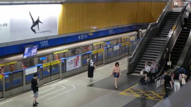 Tren istasyonu metro istasyonuna gelen yolcu kalabalığı, yeraltı tren istasyonunda bekleyen insanlar, metro treninden inen yolcu. Toplu taşıma.
