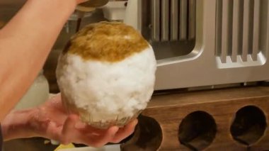 Kakigori manzarası ya da Japonya 'nın yerel kafesinde yapılırken tatlandırılmış buz tatlısı.