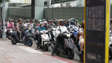 Taipei 'de gündüz vakti asfalt yolda birçok motosiklet trafiği olan Taipei şehrinde 26 Temmuz 2023, Taiwan.cadde manzarası