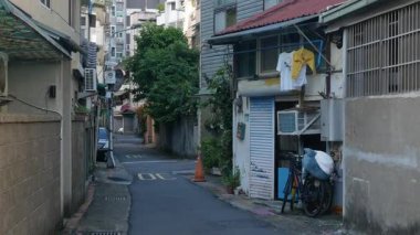 30 Temmuz 2023.Taipei, Tayvan.Taiwan.sokak yolu manzarası, Tayvan 'ın başkenti Taipei' de biraz trafik, güneşli bir günde büyük bir şehrin ulaşım trafiği manzarası