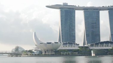 Singapur 'un merkez iş bölgesinde gökdelenler inşa eden gökdelenli marina körfezi su cephesi manzarası. Gündüz vakti gökdelen binası ile gökdelenler.