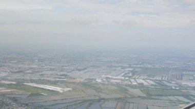 Tayland 'da Bangkok yakınlarında banliyö kırsalında uçarken gökyüzünden uçağın doğal görüntüsü