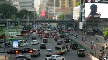 6 Aralık 2023.Bangkok, Tayland. Bangkok 'ta sabah trafiği yoğun bir trafik sıkışıklığı ile kesişen caddenin havadan görüntüsü.