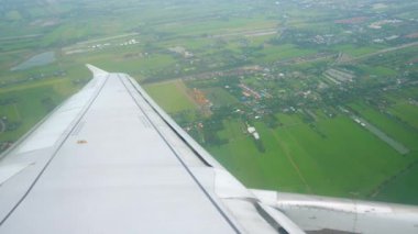 Tayland üzerinde gökyüzünde ince bir sis tabakası veya sis dumanı olan yeşil tarım alanı manzaralı uçan uçaktan gelen hava manzarası