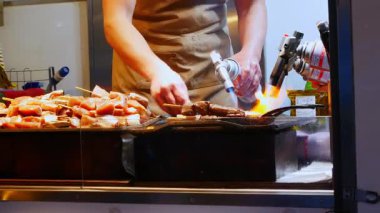 somon bbq yakitori Japon sokak yemeği tarzında meşaleyle kızartılırken