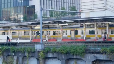 30 Aralık 2019.Tokyo.Japonya JR tren istasyonuna sabah saatlerinde Tokyo şehrinde bir yolcuyla birlikte tren istasyonundan ayrılan yolcularla birlikte bakınız.
