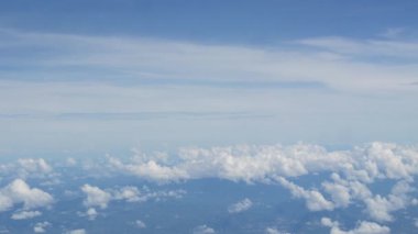 Güneşli bir günde gökyüzünde uçarken kanat manzaralı uçağın içini görmek, mavi gökyüzü seyahat tatil arka planına sahip uçak kanatları.