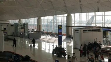 22 Ekim 2024 Hongkong.manzara iç mekan görüntüsü Hong Kong uluslararası havaalanı terminali transit geçiş alanı kalabalık turist yolcuları kapıda bekliyor