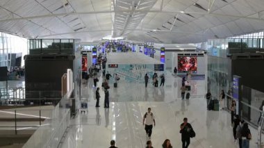 22 Ekim 2024 Hongkong.manzara iç mekan görüntüsü Hong Kong uluslararası havaalanı terminali transit geçiş alanı kalabalık turist yolcuları kapıda bekliyor