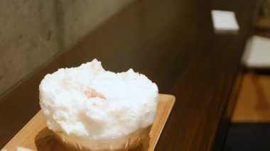 Japon usulü tıraş edilmiş buz kakigori 'ye yakın pov yerel Japon usulü kaşık yemek için Japon tatlısı yazın Japon tatlısı.