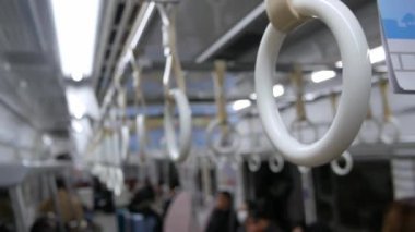 Seçici bir odak noktası ile yakın görünüm metro trenin trabzanları tutun şehir içi metro içi boş şehir toplu taşımacılık