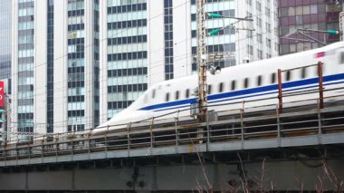 Japonya 'daki Tokyo şehrinde hızlı bir şekilde ilerleyen hızlı tren, kışın Tokyo İstasyonu' na yaklaşıyor.