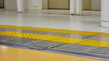 Metro metro kapısını eğitmek için alçak açılı görüş. Kapı kapanırken metro istasyonu istasyondan ayrılmaya hazır.