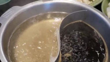 Etli shabu 'yu sebzeyle kapatın. Yemek çubuklarını da et dilimleyip haşlanmış çorba yapın. Japon Asya usulü lezzetli, sağlıklı, Shabu yemeği.