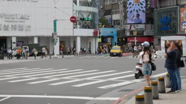 26 Temmuz 2023 Taipei, Taiwan.cadde manzaralı Taipei 'de cadde kavşağında insanlar cadde yolunu ve gün içinde Ximending alışveriş bölgesinde çok sayıda araba trafiğini bekliyor.