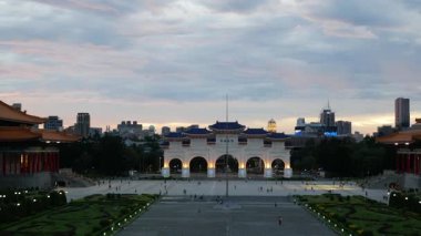 Temmuz 25,2023.Taipei, Tayvan manzara manzarası Chiang Kai Shek Anıt Salonu ana giriş kapısı demokrasi meydanı güzel mimari binası gün batımında ünlü turizm simgesi