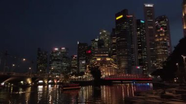 Singapur Metropolitan Metropolitan 'daki birçok gökdelen işletme finans binası ve Singapur nehri ile marina körfezi bölgesinde gece vakti manzara, 4k video şehri manzarası