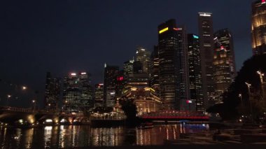 22 Ağustos 2022. Ingilizce. Marina Körfezi Bölgesi 'nde birçok turist ve Singapur Metropolitan' daki gökdelen işletme finans binasının geçmişiyle birlikte gece vakti görüş.