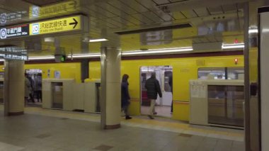 1 Ocak 2020.Tokyo, Japonya. Platform zeminindeki metro istasyonunun içinde yolcu treni yolcuları istasyonda otururken.