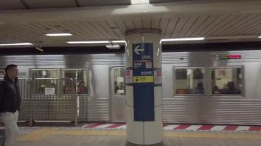 1 Ocak 2020.Tokyo, Japonya. Metro istasyonunun zemininde metro istasyonundan hareket eden metro yolcuları görülüyor.