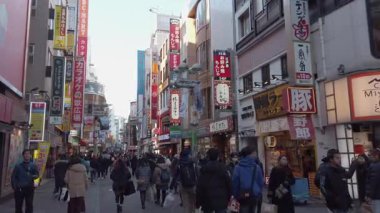 1.2020 Ocak. Tokyo, Japonya. Shibuya çevresindeki alışveriş caddesinde kışın kalabalık turistlerle yürüyorum.