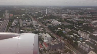 Tayland 'daki havaalanına inerken şehir manzaralı uçak kabininden dışarıyı seyret.