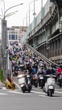 Dikey trafik sokak görüntüsü otobandan yol köprüsüne. Sabah trafiği yoğun bir şekilde Tayvan 'ın Taipei şehrine doğru gelen bir sürü motosiklet aracı var.