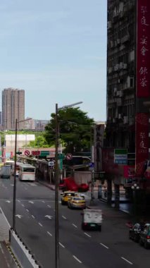 Tayvan 'ın başkenti Taipei' nin merkez ticaret bölgesinde trafik ulaşımı ile birlikte 30 Temmuz 2023.Taipei, Tayvan.dikey hava zaman çizelgesi.