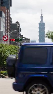 Taipei 'deki yüksek binalarla çevrili yaya ve arabalarla kesişen dikey zaman kavşağı sokak görüntüsü