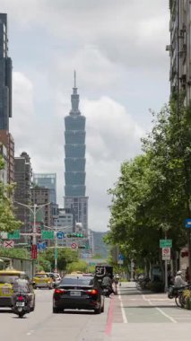 Taipei, Taipei, Taipei, Taipei, Taipei, Taipei, Taipei, Taipei, Taipei ve Taipei 101. binaları çevreleyen yaya ve araba trafiği.