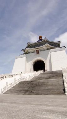 Chiang Kai Shek Anıt Salonu 'ndaki dikey hızlandırılmış manzara güzel mimari yapı güneşli günler arasında Tayvan' ın Taipei şehrindeki ünlü turizm tarihi anıtı