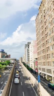 Taipei, Tayvan 'ın merkez iş bölgesinde trafiği olan ve güneşli bir günde şehir merkezinde ulaşımı olan dikey hava zaman çizelgesi sokak ve köprü yolu