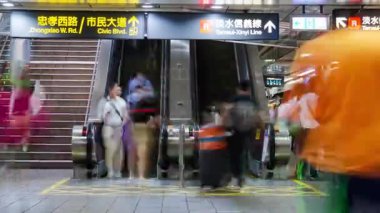 Kalabalık yolcunun metro metro istasyonuna giden yürüyen merdiveni kullanırken geçirdiği zaman dilimi. Tayvan 'ın Taipei şehrindeki metro istasyonunda kalabalığın zaman aşımı.