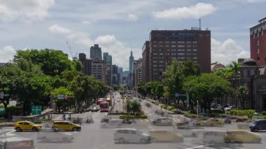 Tramvaylarla kesişen hava zaman kavşağı sokak görüntüsü binalarla çevrili trafik ulaşımı ve güneşli bir gün altında Taipei şehir merkezindeki yüksek binalar.