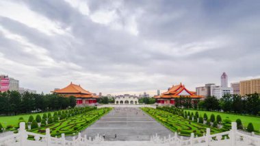 Tayvan 'ın Taipei şehrindeki Chiang Kai Shek Anıt Salonu' nda gün batımına doğru zaman ayarlı manzara. Güzel mimari, Tayvan 'ın ünlü turistik yapısını inşa ediyor.